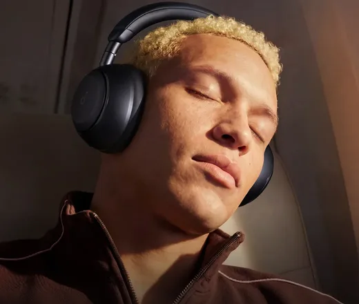 Mann schläft im Flugzeug mit dem Soundcore Space 2 in Jet Black