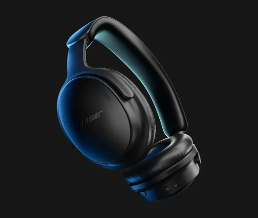 Bose QuietComfort Headphones (2nd Gen) in Black, Dreiviertelansicht auf dunklem Grund