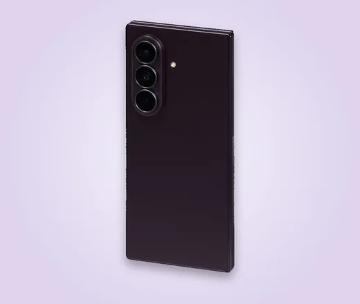 Samsung Galaxy Z Fold8 Ultra in Violet Shadow, Rückansicht mit Triple-Kamera, auf hellem Lavendel-Hintergrund
