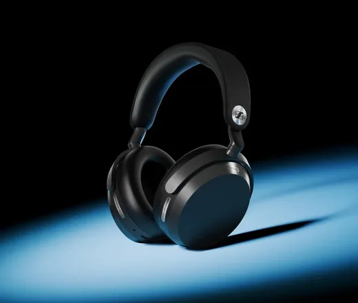 Sennheiser Momentum 5 Wireless in Schwarz im Lichtkegel auf dunklem Grund