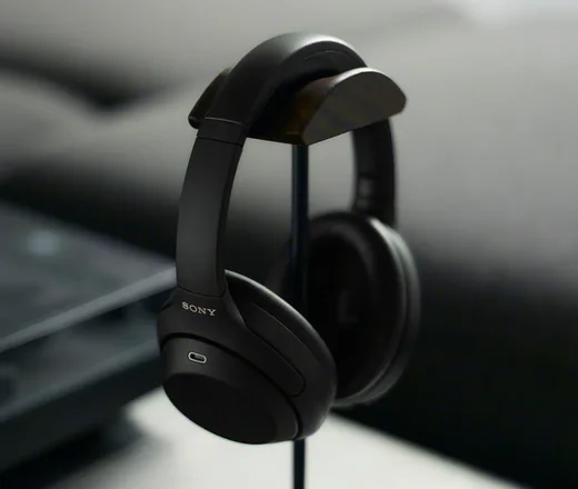Sony WH-1000XM4C in Black auf Kopfhörerständer (Stimmungsbild)